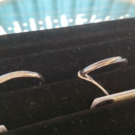 【TRECENTI(トレセンテ)の口コミ】 女性用:
ストレートで斜めにダイヤモンドが流れるように配置されていて、…