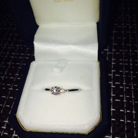 【festaria bijou SOPHIA(フェスタリア ビジュソフィア)の口コミ】 キラキラ輝くエンゲージリングに一目惚れで購入しました。横からみるとハ…