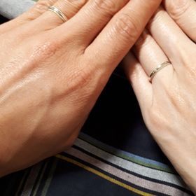 【AMOUR AMULET(アムール・アミュレット)の口コミ】 デザイン、着け心地、サイズ直し、価格の観点で選びました。
リングのふち…