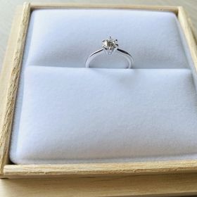 【宝寿堂(ほうじゅどう)の口コミ】 ダイヤが目立つシンプルな婚約指輪を求めていました。指が細いので婚約指…