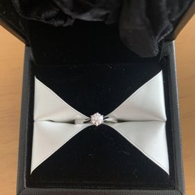 【エクセルコダイヤモンド(EXELCO DIAMOND)の口コミ】 ダイヤモンドの下の部分が自分のイニシャルのように見えるデザインだった…