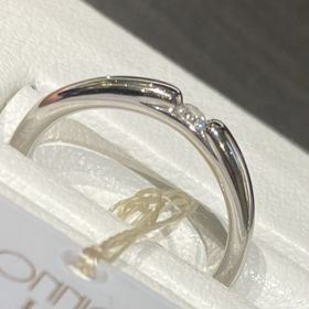 【モニッケンダム(MONNICKENDAM)の口コミ】 シンプルながらも、ダイヤモンドの両脇が盛り上がっている特徴的なデザイ…