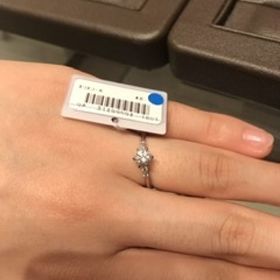 【アイプリモ(I-PRIMO)の口コミ】 センターダイヤモンドの横にメレダイヤモンドがついていて、存在感がある…