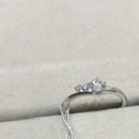 【彩乃瑞(IRONOHA)の口コミ】 IRONOHAの真心の花束という婚約指輪です。
オシャレなデザインです。セン…