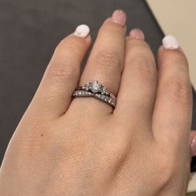 【ティファニー(Tiffany & Co.)の口コミ】 上のエンゲージリングと重ねた時に綺麗にはまるものを探していたところ、…