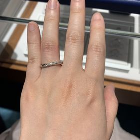 【銀座ダイヤモンドシライシの口コミ】 洗礼されたデザインとダイヤモンドの輝で決めました。
ウェーブのデザイン…