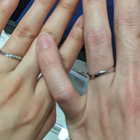 【4℃ BRIDAL(ヨンドシーブライダル)の口コミ】 シンプルなデザインで、どの年代になっても長くつけれられるようなものと…