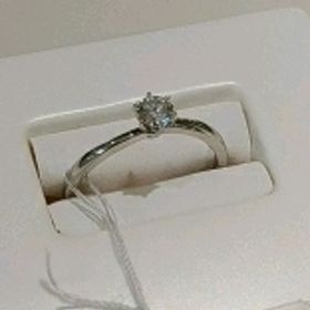 【俄(にわか)】の口コミ 細い指の方にもしっくりくる、スッキリとしたデザインです。主役であるダイ...