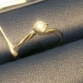 【銀座ダイヤモンドシライシの口コミ】 少なめの爪でダイヤモンドを支えるデザインで、ダイヤの特徴が全面に出て…