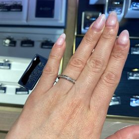 【ROYAL ASSCHER(ロイヤル・アッシャー)の口コミ】 細めの指輪で、着け心地がとても良かったです。このようなデザインはどこ…