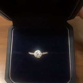 【銀座ダイヤモンドシライシの口コミ】 結婚指輪はシンプルなものなので、婚約指輪は華やかにしたいと思いこのデ…