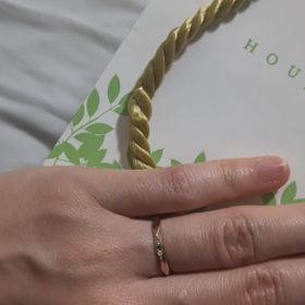 【宝寿堂(ほうじゅどう)の口コミ】 試着をする際に変わった
デザインで目にとまりました。

地金の変更や石の…