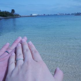 【ミンサーリングの口コミ】 ダイヤモンドのカラーが波のような感じに白から青にグラデーションとなっ…