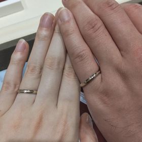 【モニッケンダム(MONNICKENDAM)の口コミ】 プラチナにイエローゴールドのセンターラインが入って、ミル打ちが施され…