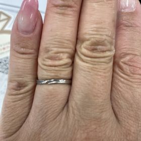 【GALA JEWELRY(ガラジュエリー)の口コミ】 シンプルでウェーブがあるデザインを探していました。即決できるデザイン…