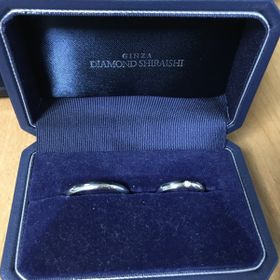 【銀座ダイヤモンドシライシの口コミ】 デザインはシンプルなものが良いと思っていたので、カタログを見て気にな…