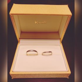 【ケイウノ ブライダル(K.UNO BRIDAL)の口コミ】 いろいろな種類を拝見させて頂いた中で、この木目調のデザインや形状が、…