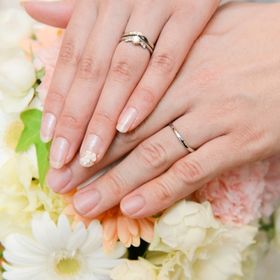 【アンジェリックフォセッテ(Angelique Fossette)の口コミ】 婚約指輪を先に選んだため、その指輪のカーブに合うものを選びました。流…