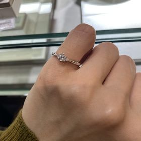 【アイプリモ(I-PRIMO)の口コミ】 メインのダイヤの周りに小さいダイヤが付いている為、実際に試着してみる…