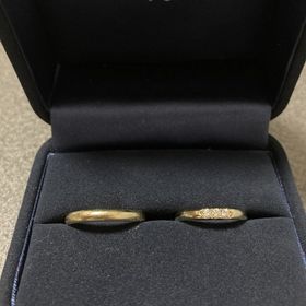【4℃ BRIDAL(ヨンドシーブライダル)の口コミ】 ゴールドで探していましたが、イエローゴールドは少し派手だと思っていた…