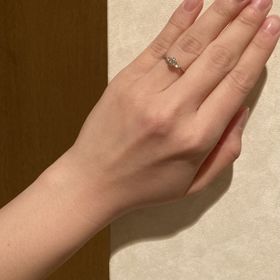 【ラザール ダイヤモンド(LAZARE DIAMOND)の口コミ】 横から見たデザイン。
フェアリープラチナムという百貨店モデルで、プラチ…