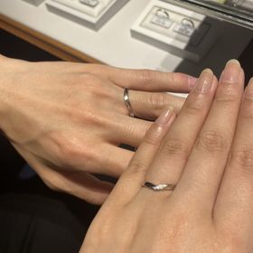 【銀座ダイヤモンドシライシの口コミ】 シンプルで上品なデザインが多く、価格も満足のいくものだと思う。細めの…