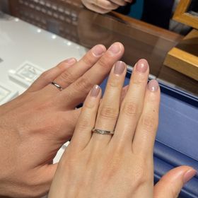 【銀座ダイヤモンドシライシの口コミ】 デザインや形が豊富で悩みましたが、あまり派手ではなく、日頃から付けや…