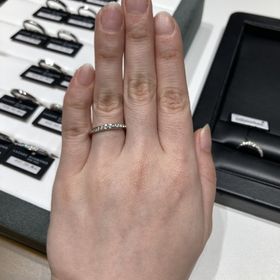 【ラザール ダイヤモンド(LAZARE DIAMOND)の口コミ】 ダイヤモンドにこだわりがあるのと、指輪が普段装着しやすいように丸くカ…