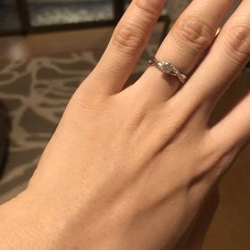 【ラザール ダイヤモンド(LAZARE DIAMOND)の口コミ】 永遠の愛を蔦のように紡ぐというテーマに魅力を感じました。
光に当たった…