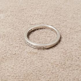 【ティファニー(Tiffany & Co.)の口コミ】 シンプルなデザインで候補を絞っていました。ダイヤ無しでのプラチナリン…