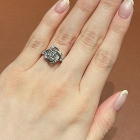 【ブシュロン(BOUCHERON)の口コミ】 他には無いデザインと歳を重ねても着けれるファッションリング的な要素が…