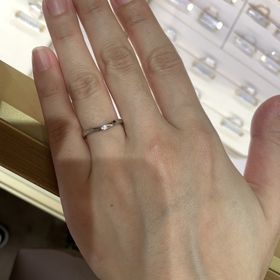 【カルティエ(Cartier)の口コミ】 v字にカーブしたデザインなので指が細く長く見えた。断面が平らなので着け…