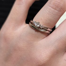 【TRECENTI(トレセンテ)の口コミ】 婚約指輪:3石のバランスがとても良く、つけ心地も良い。
メインの石の付き…