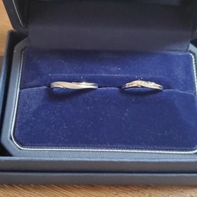 【銀座ダイヤモンドシライシの口コミ】 デザインは新婦にあわせて同じ商品にしました。
ブラスト加工がとてもよく…