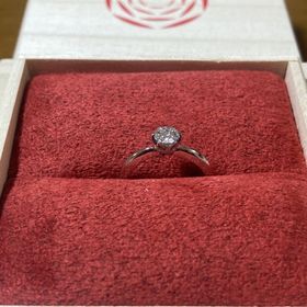 【出雲結(いずもゆい)の口コミ】 シンプルさ重視です。
ダイヤの一粒とダイヤが際立つ縦爪にこだわりました…