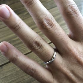 【ジュエリーツツミ(JEWELRY TSUTSUMI)の口コミ】 動画の説明文にも書きましたが、V字デザインの切り替えの部分でつや加工と…