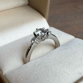 【JEWELRY  KAMATA(ジュエリーかまた)の口コミ】 リングの中心に線が入っているため、つけた時に細く見える効果があるのが…