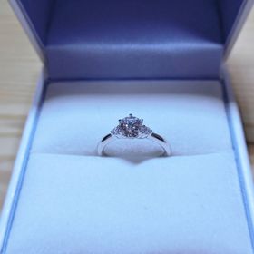 【GALA JEWELRY(ガラジュエリー)の口コミ】 彼の勧めでデザインを決めました。
メインのダイヤは0.5ctあります。
照明…