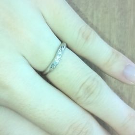 【アイプリモ(I-PRIMO)の口コミ】 デザインがとても気に入りました。個人的に婚約指輪はいらないと思ってい…