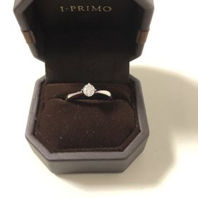 【アイプリモ(I-PRIMO)の口コミ】 彼がサプライズで購入をしてくれました。
ダイヤのカット方法やカラット数…