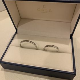 【GALA JEWELRY(ガラジュエリー)の口コミ】 婚約指輪と重ね付けをしたくシンプルな指輪を探していました。デザインも…