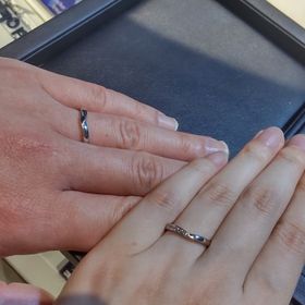 【ROYAL ASSCHER(ロイヤル・アッシャー)の口コミ】 緩やかなvラインで、センターで折り重なるように流れるフォルムです。女性…