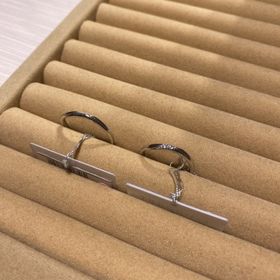 【TRECENTI(トレセンテ)の口コミ】 斜めのシンプルなデザインで良かったです。普段指輪つけないですが着け心…