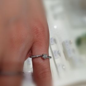 【festaria bijou SOPHIA(フェスタリア ビジュソフィア)の口コミ】 結婚指輪に比べて、より華やかでキラキラと輝くデザインのものを探して、…