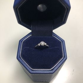 【銀座ダイヤモンドシライシの口コミ】 彼女と一緒に選びに行きました。彼女はデザインや素材などかなり悩んでい…