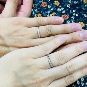 【4℃ BRIDAL(ヨンドシーブライダル)の口コミ】 決め手は指輪のデザインです。
シンプルめで、斜めに線が入っているタイプ…