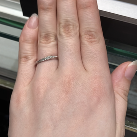 【アイプリモ(I-PRIMO)の口コミ】 ウェーブタイプでの結婚指輪で、ダイヤモンドがキラキラと輝きのあるデザ…