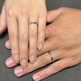 【銀座ダイヤモンドシライシの口コミ】 とにかくシンプルな指輪がいいなーと思っていて、Instagramでつけ心地の良…