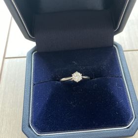 【銀座ダイヤモンドシライシの口コミ】 付け心地とデザインです。ザ・婚約指輪というデザインにあこがれていて１…
