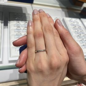 【銀座ダイヤモンドシライシの口コミ】 ストレートなのでシンプルデザインなので日常生活で使いやすいけれど、ダ…